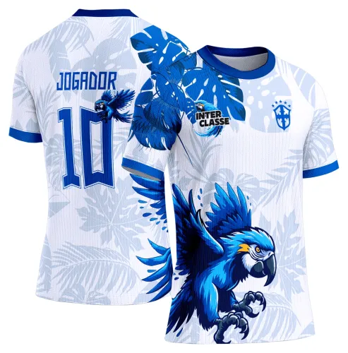 Camisa com logo no peito e estampa grande nas costas mostrando uma arara vibrante e colorida, perfeita para eventos escolares com um toque marcante e divertido.
