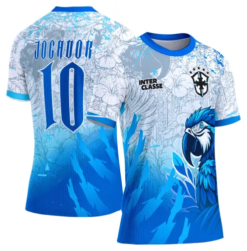 Camisa com logo no peito e estampa grande nas costas, apresentando design vibrante com motivo de arara colorida, perfeita para eventos escolares interclasse, destacando-se no uso coletivo e temático.