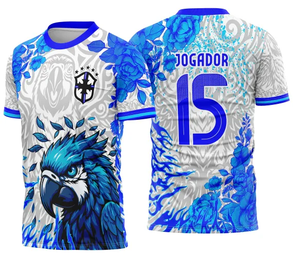 Camisa com logo no peito e estampa grande nas costas mostrando uma arara vibrante, perfeita para eventos escolares com design alegre e colorido.