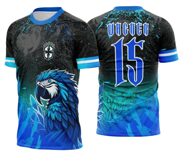 Camisa com logo no peito e estampa grande nas costas com design vibrante de arara tropical combinando cores escolares e detalhes modernos em estilo interclasse.