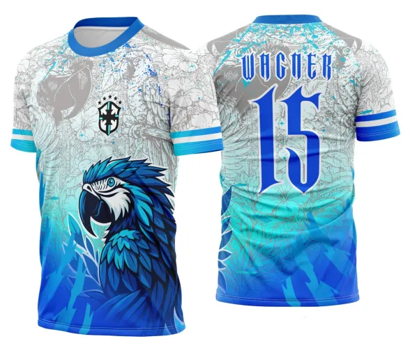 Camisa com logo no peito e estampa grande nas costas destacando uma arara colorida vibrante, em estilo escolar e cheio de personalidade.
