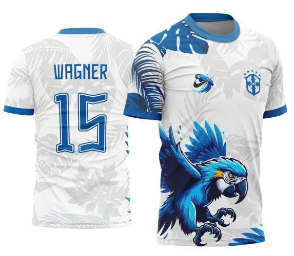 Camisa com logo no peito e estampa grande nas costas apresentando uma arara colorida vibrante, ideal para eventos escolares e competições interclasse com design único e alegre.
