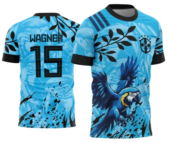 Imagem de uma camisa branca com logo no peito verde e amarelo e uma estampa grande nas costas com uma arara tropical colorida e elementos escolares vibrantes, destacando o espírito interclasse.