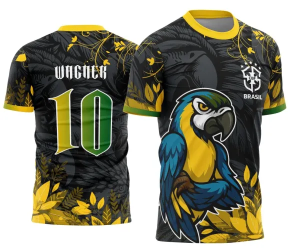 Camisa com logo no peito e estampa grande nas costas apresentando tema escolar com arara colorida vibrante, perfeita para eventos interclasse com toque criativo e alegre.