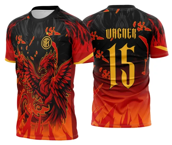 Camisa com logo no peito em destaque e estampa grande nas costas mostrando uma fênix em estilo vibrante, tema interclasse escolar, cores intensas e design impactante para eventos escolares.
