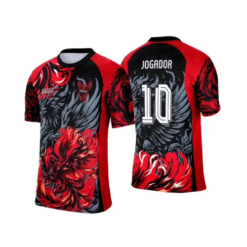 Camisa com logo no peito, exibindo uma estampa grande nas costas que representa a fênix em cores vibrantes, ideal para eventos escolares e atividades interclasse.