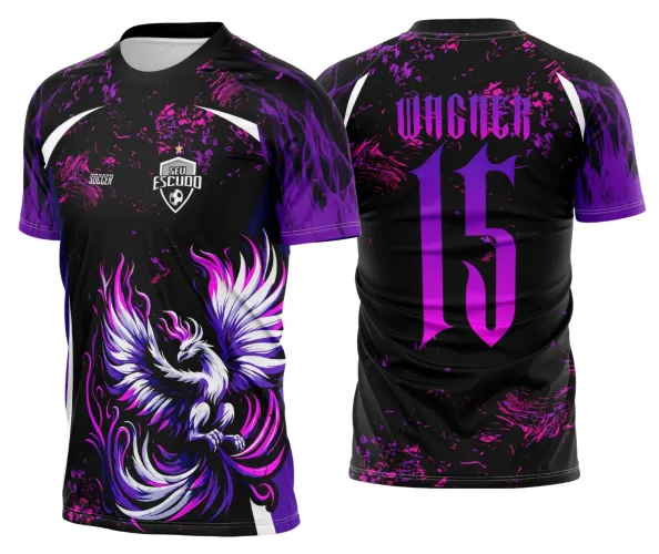 Foto mostrando camisa com logo no peito e estampa grande nas costas com tema da Fênix escolar, destacando as cores vibrantes e design moderno inspirado em renascimento e força.