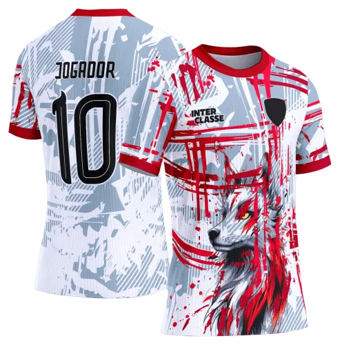 Foto da camisa com logo no peito e estampa grande nas costas representando um lobo escolar em estilo vibrante, ideal para eventos interclasse e atividades escolares.