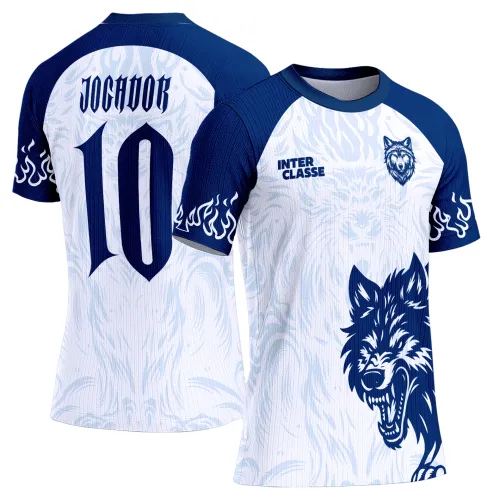 Camisa com logo no peito e estampa grande nas costas mostrando um lobo escolar imponente, design que transmite força e união para equipes escolares em competições interclasses.