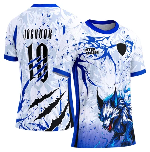 Foto de camisa com logo no peito e estampa grande nas costas mostrando um lobo estilizado com elementos escolares em destaque, design moderno e vibrante.