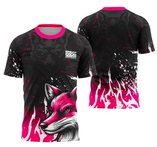 Foto da camisa com logo no peito e estampa grande nas costas mostrando um lobo estilizado em pose de guerreiro, representando união e força escolar em cores vibrantes.