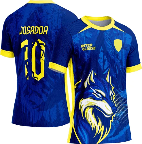 Camisa com logo no peito e estampa grande nas costas mostrando um lobo estilizado com elementos escolares, destacando espírito esportivo e união entre alunos.