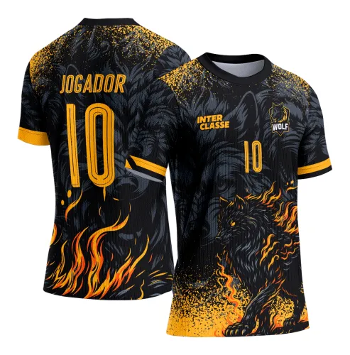 Camisa com logo no peito destacando o símbolo do lobo, estampa grande nas costas com design tradicional e escolar, perfeita para eventos interclasses.