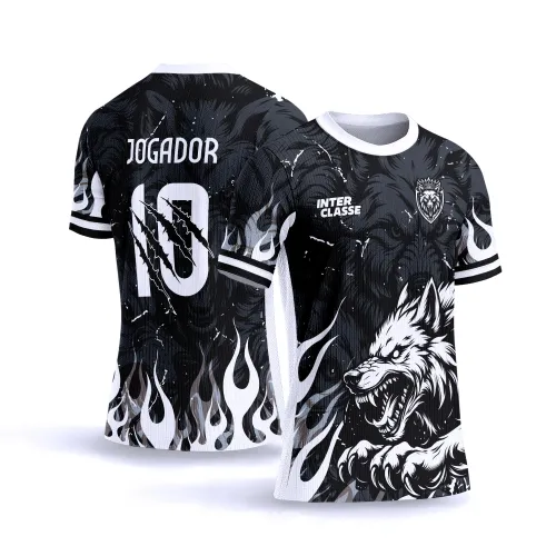 Camisa com logo no peito e estampa grande nas costas de um lobo selvagem, transmitindo força e união em ambiente escolar, perfeita para eventos e competições interclasses.
