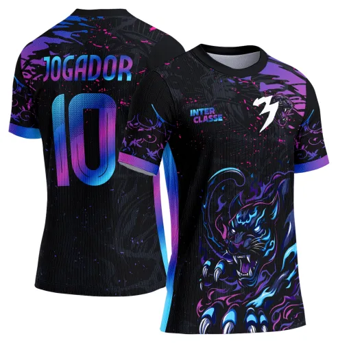 Camisa com logo no peito em destaque, apresentando uma estampa grande e vibrante de pantera nas costas, perfeita para o clima de competição e união escolar no interclasse.