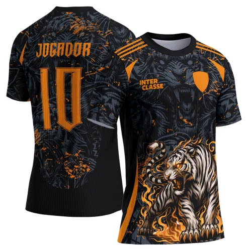 Imagem de camisa com logo no peito e estampa grande nas costas, apresentando um tigre vibrante em estilo escolar para competição entre classes, destacando cores fortes e design moderno.