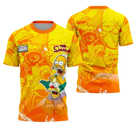 Camisa amarela e laranja com arte do Homer Simpson segurando o palhaço Krusty na frente, texto The Simpson em destaque e estampa de rostos grandes de personagens nas costas, com fundo degradê e detalhes em branco.