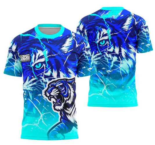 Camisa frontal com tigre branco e azul em pose agressiva e fundo degradê azul, gola azul clara. Costas mostram rosto do tigre em azul e branco com olhos vibrantes. Destaque para efeito rachaduras nas duas faces.