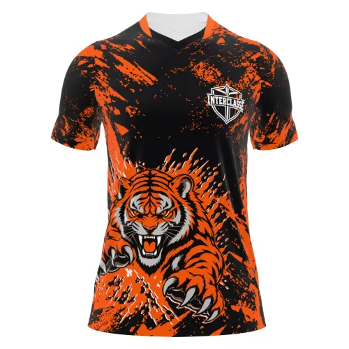 Camisa com estampa de tigre feroz na frente, fundo preto com manchas laranja vibrantes, detalhes modernos e nome personalizado nas costas, cobrindo toda a peça.