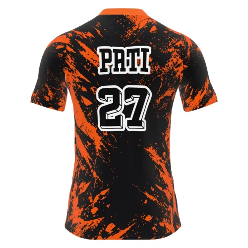 Camisa com estampa de tigre feroz na frente, fundo preto com manchas laranja vibrantes, detalhes modernos e nome personalizado nas costas, cobrindo toda a peça.