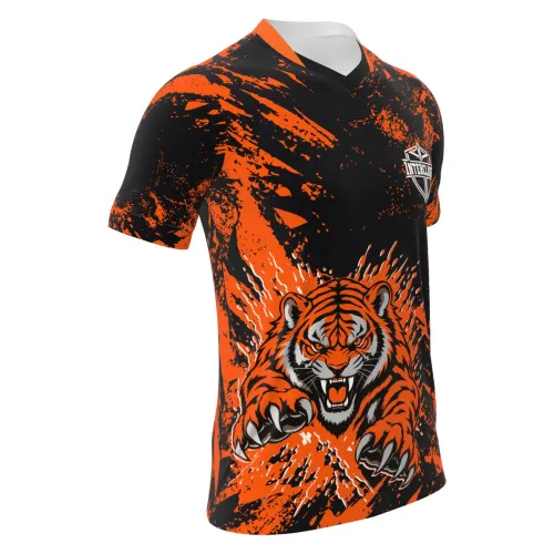 Camisa com estampa de tigre feroz na frente, fundo preto com manchas laranja vibrantes, detalhes modernos e nome personalizado nas costas, cobrindo toda a peça.
