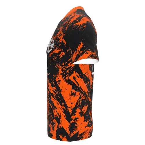 Camisa com estampa de tigre feroz na frente, fundo preto com manchas laranja vibrantes, detalhes modernos e nome personalizado nas costas, cobrindo toda a peça.