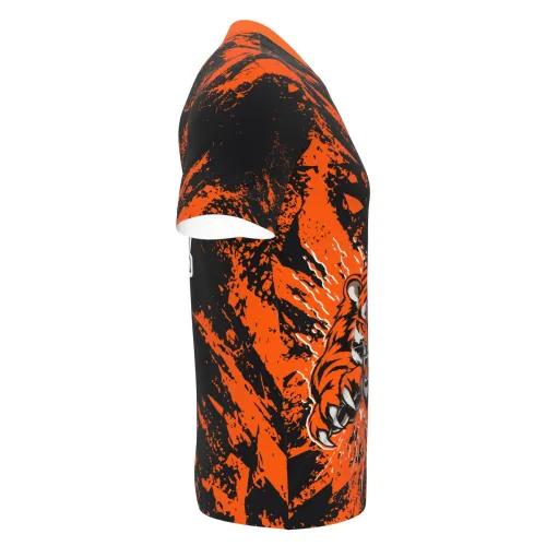 Camisa com estampa de tigre feroz na frente, fundo preto com manchas laranja vibrantes, detalhes modernos e nome personalizado nas costas, cobrindo toda a peça.
