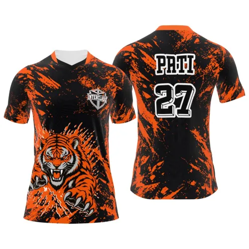Camisa com estampa de tigre feroz na frente, fundo preto com manchas laranja vibrantes, detalhes modernos e nome personalizado nas costas, cobrindo toda a peça.