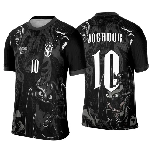Camisa preta com degradê cinza escuro e dragão Banguela na frente com número 10 branco. Nas costas, grande número 10 branco, texto JOGADOR e dragões em pose lateral e menor no ombro.