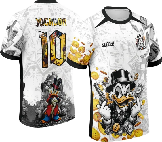 Camisa branca com detalhes pretos apresenta frente com Tio Patinhas em terno preto segurando dinheiro e arma, rodeado por moedas douradas; costas com Tio Patinhas de cartola em vermelho sobre pilha de ouro, textos JOGADOR e 10 estampados.