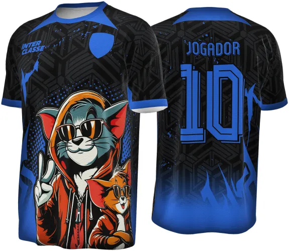 Camisa preta com detalhes em azul, Tom e Jerry em jaquetas vermelhas e óculos estilosos na frente. Nas costas, número 10 e palavra JOGADOR em azul com degradê e fundo geométrico preto.