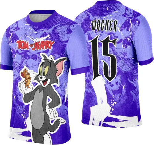 Camisa roxa com Tom segurando Jerry na frente e texto TOM and JERRY em vermelho. Nas costas, número 15 grande preto com o nome WACKER acima e detalhes em roxo com mascotes em fundo texturizado.
