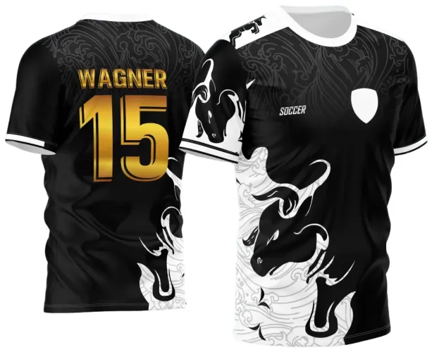 Camisa com frente preta e branca com touro grande estilizado em preto e branco, mangas com detalhe em preto e branco, costas pretas com nome Wagner e número 15 em dourado degradê, texto Soccer na frente e frases jogador inter classe terceirão nas costas.