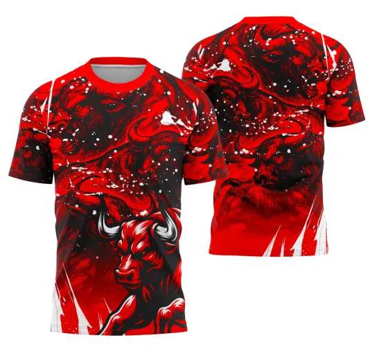 Camisa com touro vermelho vibrante na frente em pose agressiva sobre fundo preto e vermelho com detalhes brancos; costas exibem o mesmo touro em destaque e as cores fortes em degradê.