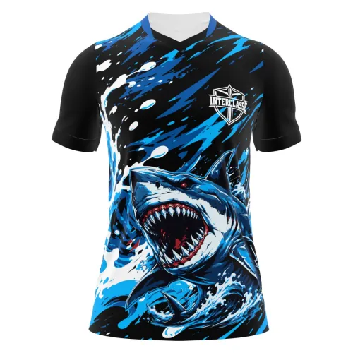 Camisa estampada por inteiro com tubarão realista em destaque, ondas azuis dinâmicas e detalhes marcantes, cobrindo frente, costas e mangas, perfeita para equipes interclasse.