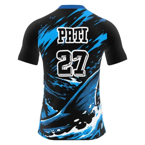 Camisa estampada por inteiro com tubarão realista em destaque, ondas azuis dinâmicas e detalhes marcantes, cobrindo frente, costas e mangas, perfeita para equipes interclasse.