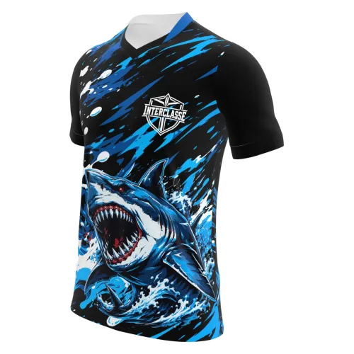 Camisa estampada por inteiro com tubarão realista em destaque, ondas azuis dinâmicas e detalhes marcantes, cobrindo frente, costas e mangas, perfeita para equipes interclasse.