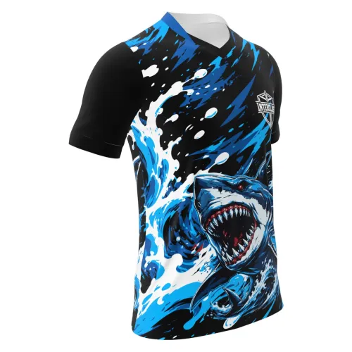 Camisa estampada por inteiro com tubarão realista em destaque, ondas azuis dinâmicas e detalhes marcantes, cobrindo frente, costas e mangas, perfeita para equipes interclasse.
