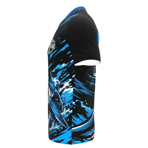 Camisa estampada por inteiro com tubarão realista em destaque, ondas azuis dinâmicas e detalhes marcantes, cobrindo frente, costas e mangas, perfeita para equipes interclasse.