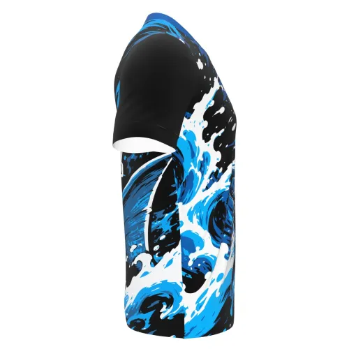 Camisa estampada por inteiro com tubarão realista em destaque, ondas azuis dinâmicas e detalhes marcantes, cobrindo frente, costas e mangas, perfeita para equipes interclasse.
