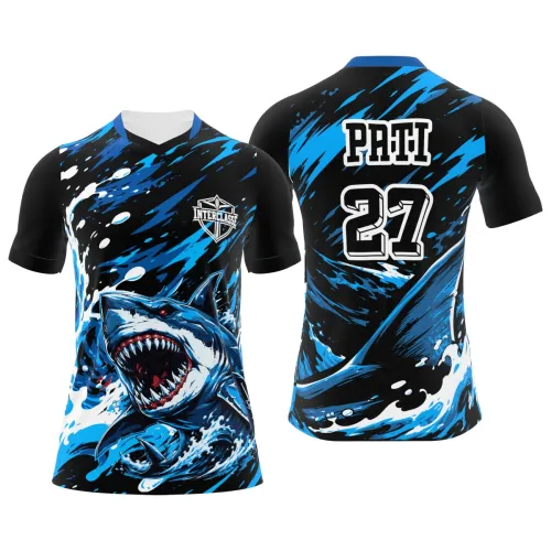Camisa estampada por inteiro com tubarão realista em destaque, ondas azuis dinâmicas e detalhes marcantes, cobrindo frente, costas e mangas, perfeita para equipes interclasse.