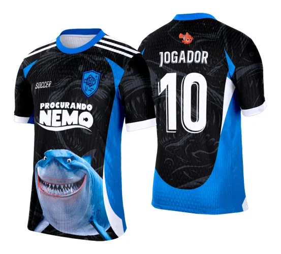 Camisa de futebol preta com detalhes em azul e branco, frente com tubarão azul grande e 'PROCURANDO NEMO' em branco, escudo azul com peixe, costas pretas e azuis com número 10 branco e nome JOGADOR, pequeno peixe laranja no topo.