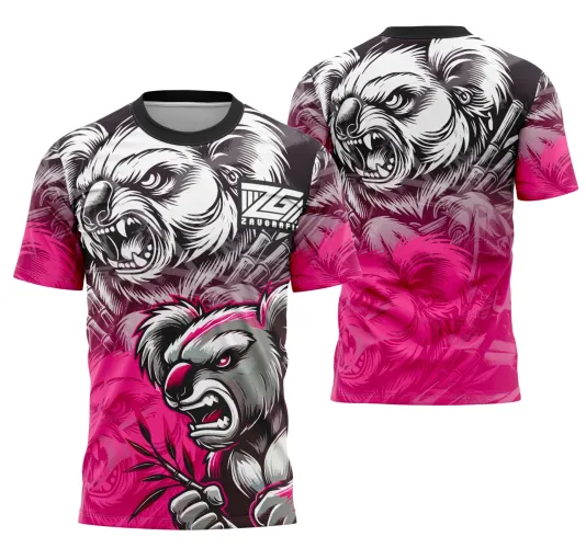 Camisa com urso cinza e rosa segurando bambu na frente e urso branco feroz ao fundo, cores preto, rosa e branco com logo ZGAUGRAFI frontal