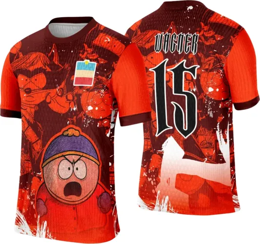 Camisa vermelha de interclasse mostrando Eric Cartman na frente com expressão zangada e gorro roxo, com fundo em tons vinho e laranja, e nas costas o nome VAGNER e número 15 em fonte gótica branca sobre degradê vermelho e vinho.