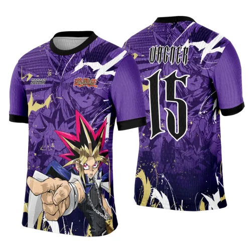 Camisa roxa com personagem principal de Yu-Gi-Oh na frente apontando, detalhes amarelos e texto 'SOCCER'; atrás número 15 branco, nome VICTOR e figuras sombrias de personagens, toda em tons roxos com grafismos brancos e amarelos.
