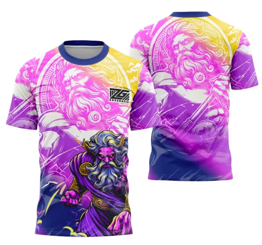 Camisa com arte de Zeus barbado em pose dinâmica segurando raio, cores roxo, rosa e amarelo com fundo degradê e círculo atrás, gola azul, frente com logo pequeno Zauoraffic, destaque na figura e nas cores vibrantes.
