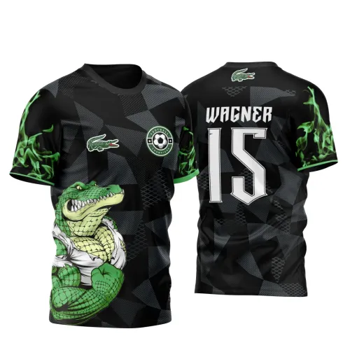Camisa preta com padrões geométricos cinza, frente com grande jacaré verde musculoso, escudo com bola e texto, costas com nome WAGNER, número 15 e logo jacaré, mangas com chamas verdes