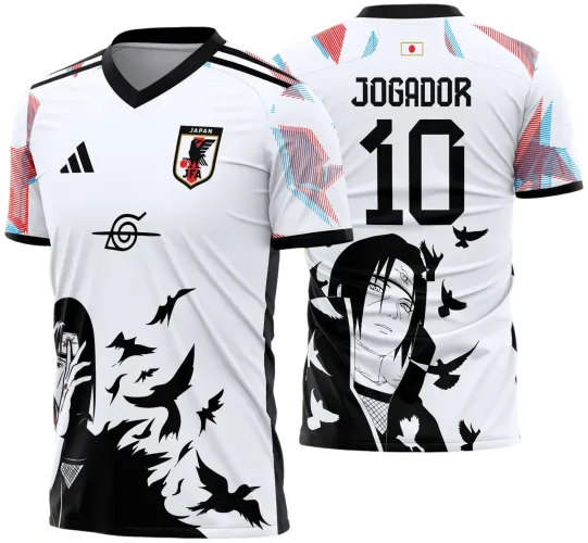 Camisa branca com gola preta e detalhes em azul e vermelho nas mangas, frente destaca personagem com pássaros pretos e escudo do Japão, costas exibem personagem anime em preto, nome JOGADOR e número 10 em preto, bandeira do Japão pequena no topo.