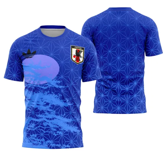 Camisa azul com padrão geométrico de estrelas com árvore estilizada azul claro e círculo lilás na frente, escudo JAPAN com pássaro preto e símbolo preto no peito. Costas seguem padrão azul com estrelas sem textos.
