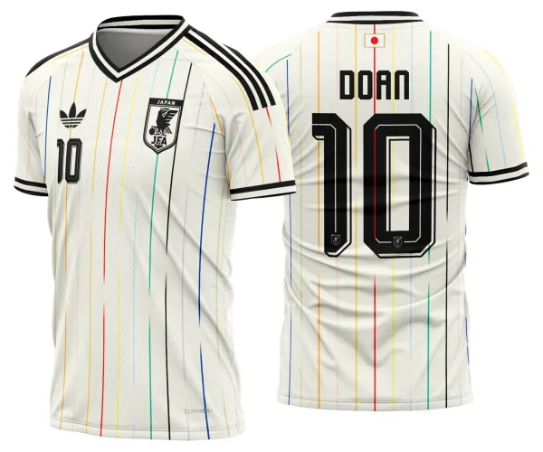Imagem da camisa do Japão com logo no peito e estampa grande nas costas, em estilo futebol tradicional, destacando cores vibrantes e detalhes autênticos que remetem à paixão pelo esporte.